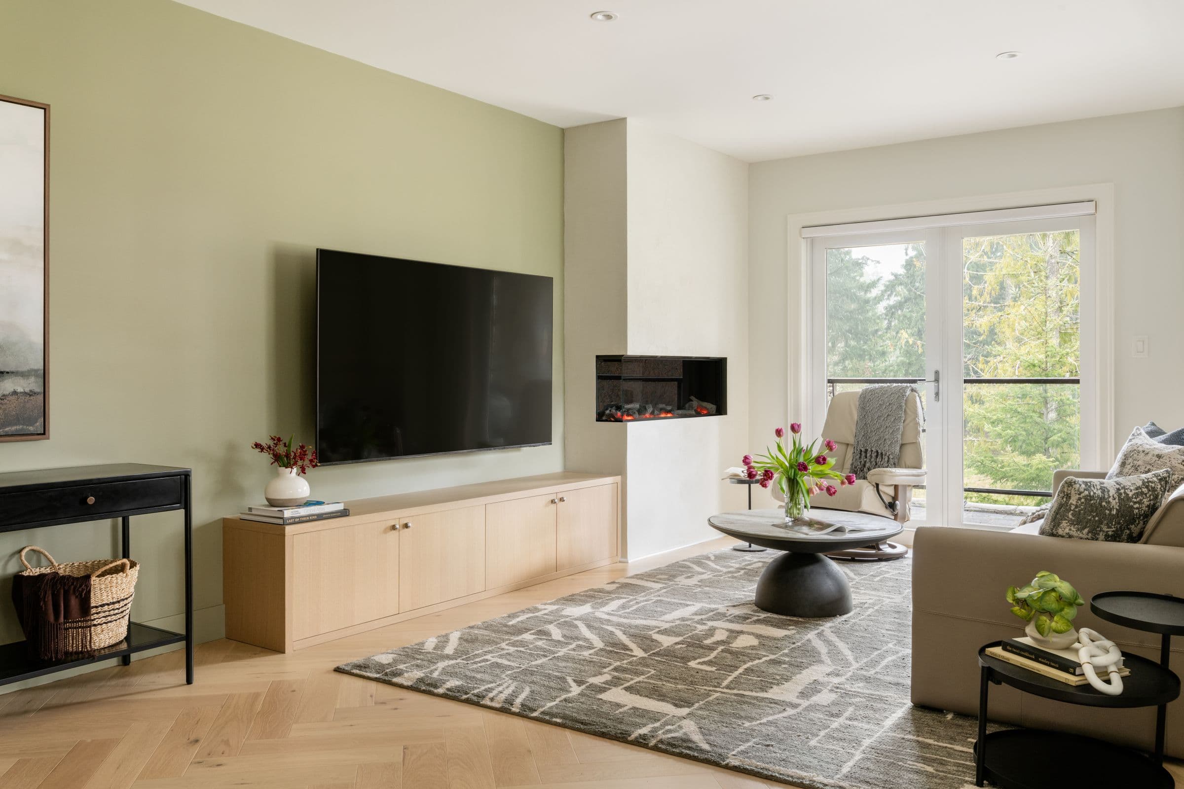 White-oak media wall, the White-Oak Home